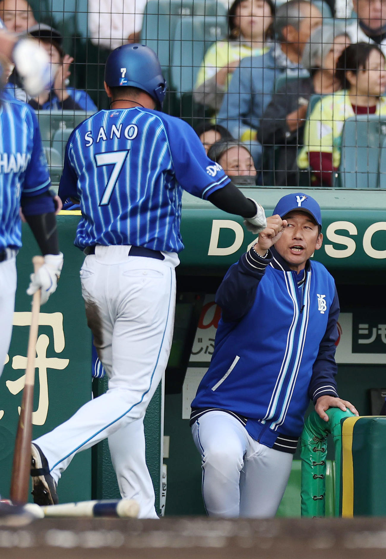 阪神対DeNA 1回表DeNA1死二塁、神里の適時打で生還した佐野（左）を迎える三浦監督（撮影・前田充）