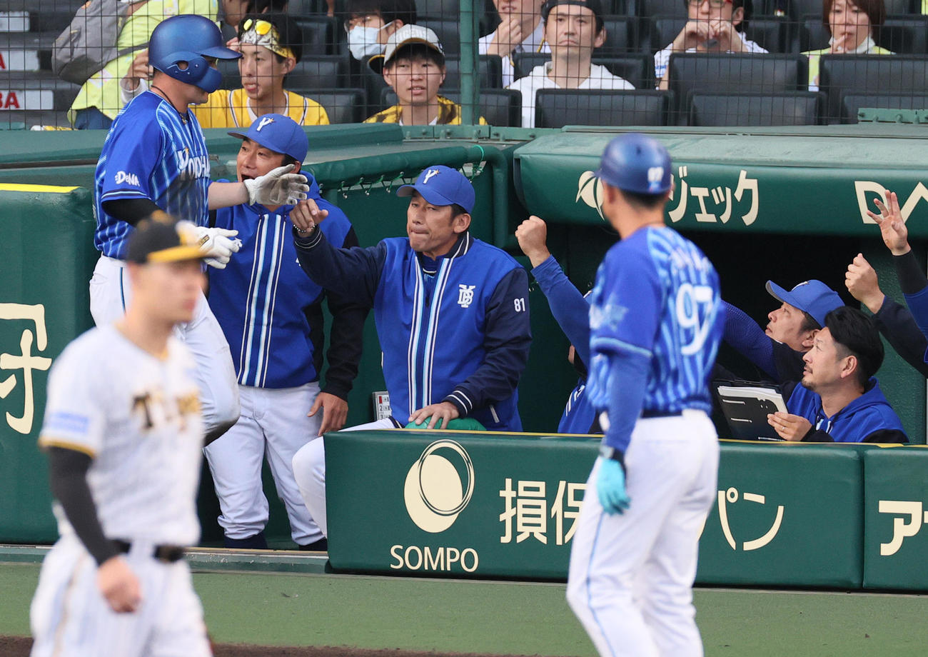 阪神対DeNA 1回表DeNA1死二塁、神里の中前適時打で生還した佐野を迎える三浦監督ら（撮影・上山淳一）