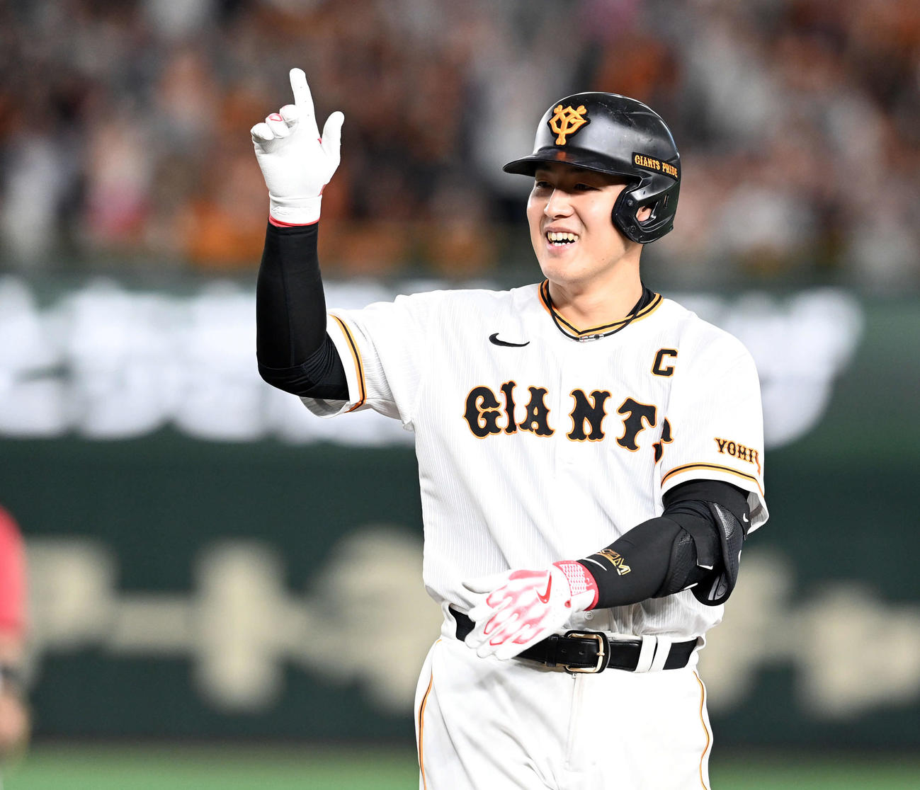 巨人対広島　8回裏巨人1死一、二塁、右前に勝ち越しの適時打を放ちポーズを決める岡本和（撮影・たえ見朱実）