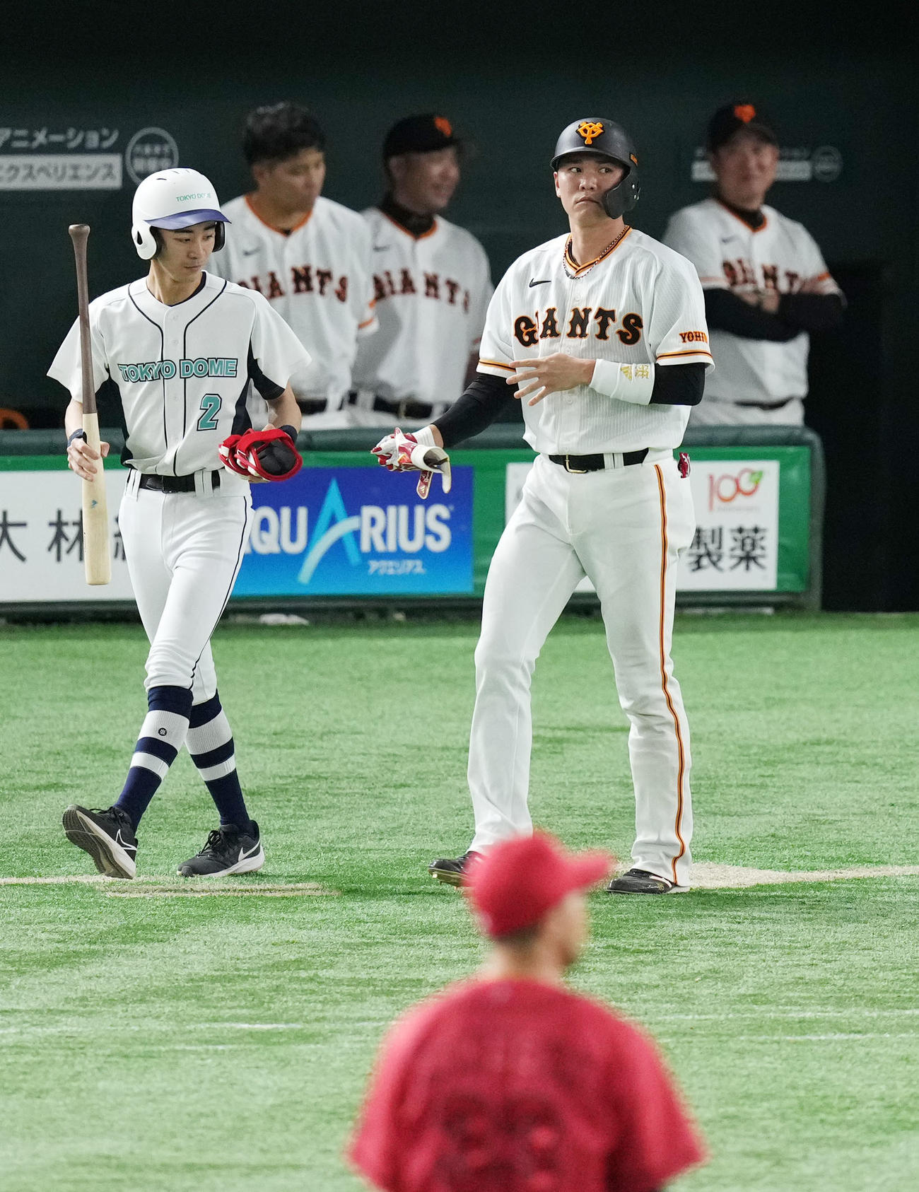巨人対広島　8回表巨人1死二塁、申告敬遠で一塁へ向かう坂本（撮影・横山健太）