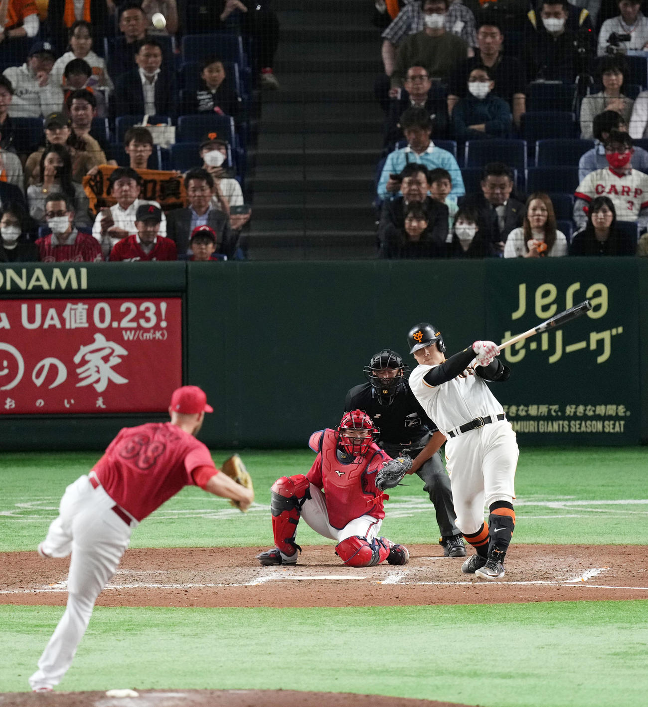 巨人対広島　8回裏巨人1死一、二塁、右前適時打を放つ岡本和（撮影・横山健太）
