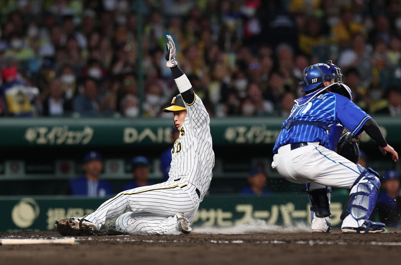阪神対DeNA 2回裏阪神2死一、二塁、青柳の2点適時二塁打で逆転の生還を果たす一走木浪。捕手戸柱（撮影・前田充）
