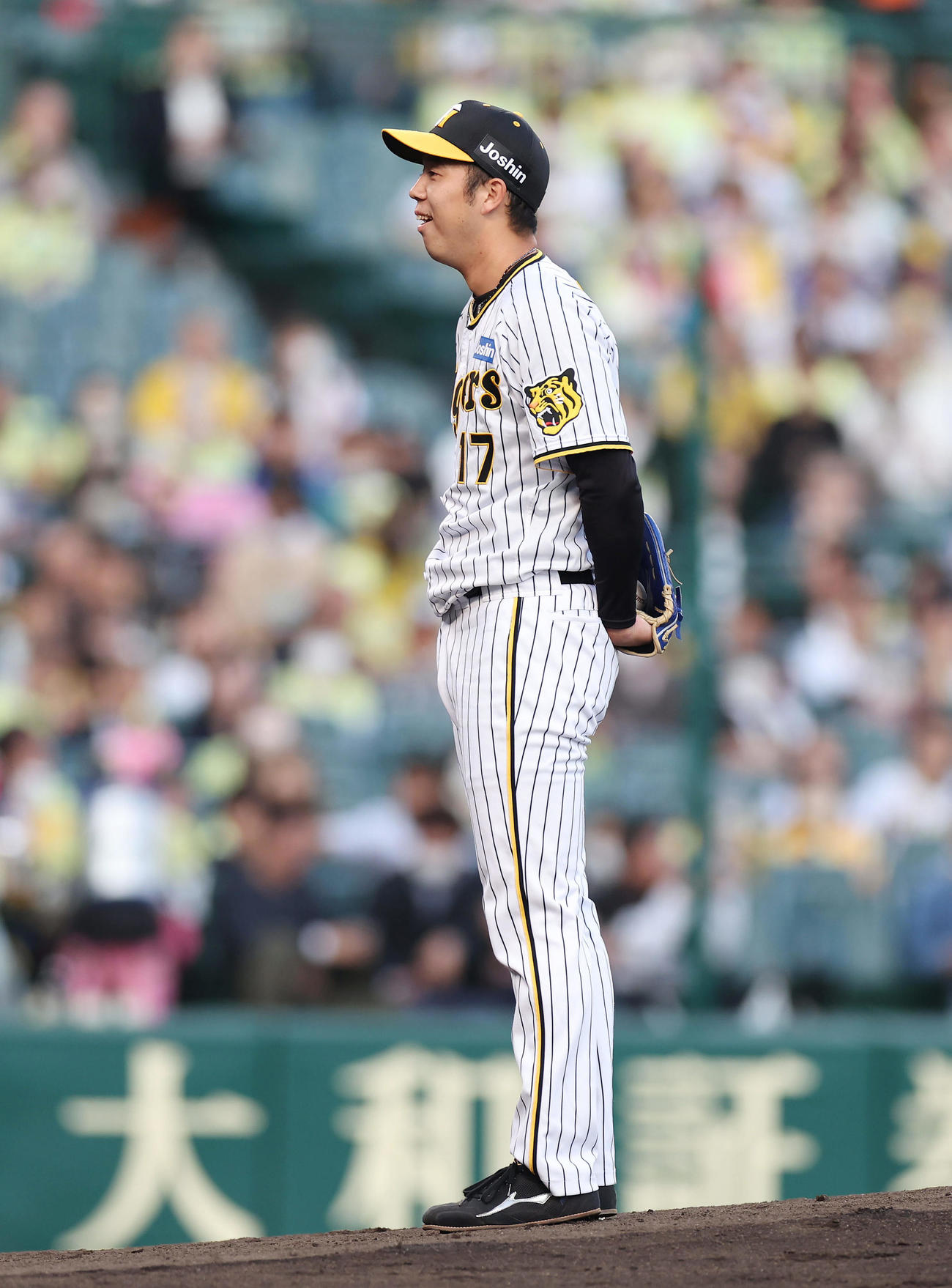 阪神対DeNA 1回表DeNA無死、佐野への投球でボール判定に対して苦笑いする青柳（撮影・前田充）