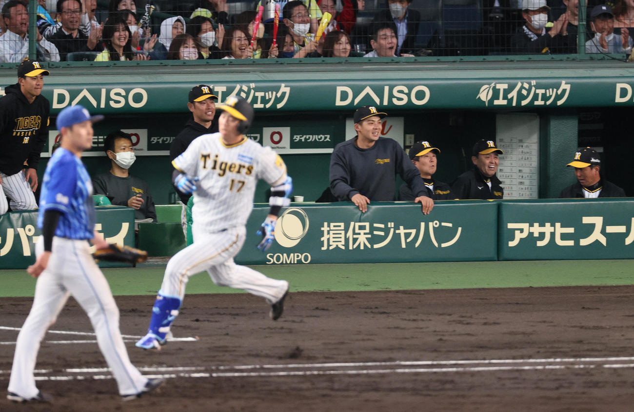 阪神対DeNA 2回裏阪神2死一、二塁、岡田監督（右から2人目）は青柳の左2点適時二塁打で喜ぶ（撮影・上山淳一）