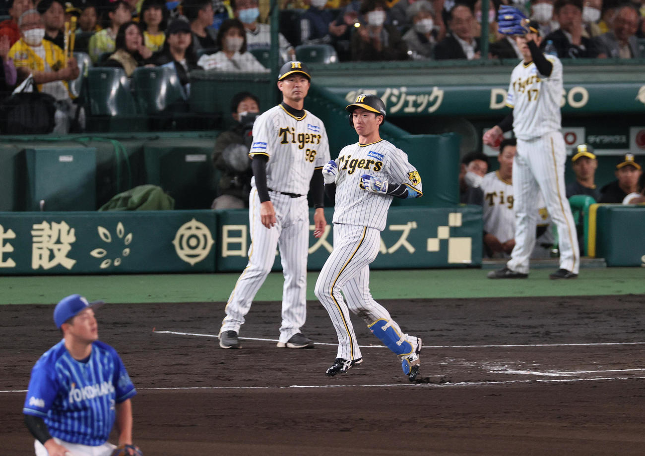 阪神対DeNA 6回裏阪神2死、近本は二塁手牧（手前左）のファンブルで出塁する（撮影・上山淳一）