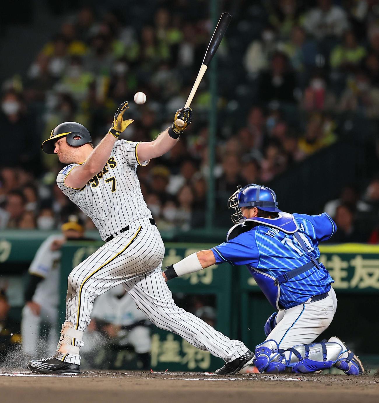 阪神対DeNA 6回裏阪神2死一、二塁、ノイジーは振り逃げで出塁する（撮影・上田博志）