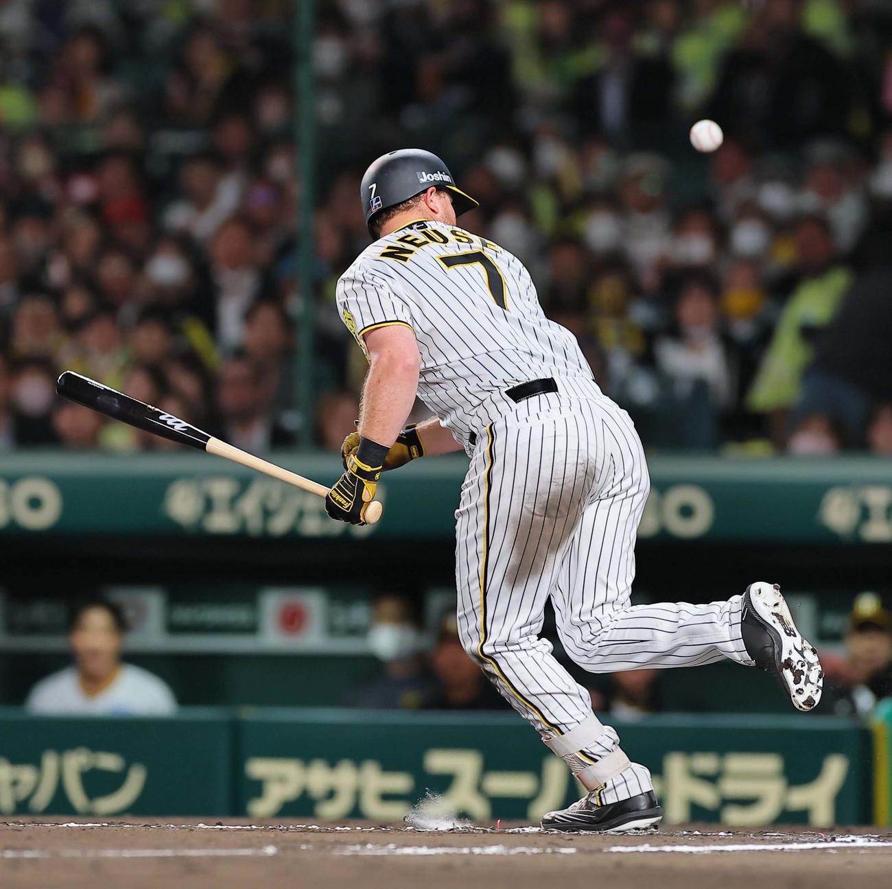 阪神対DeNA 6回裏阪神2死一、二塁、ノイジーは振り逃げで出塁する（撮影・上田博志）