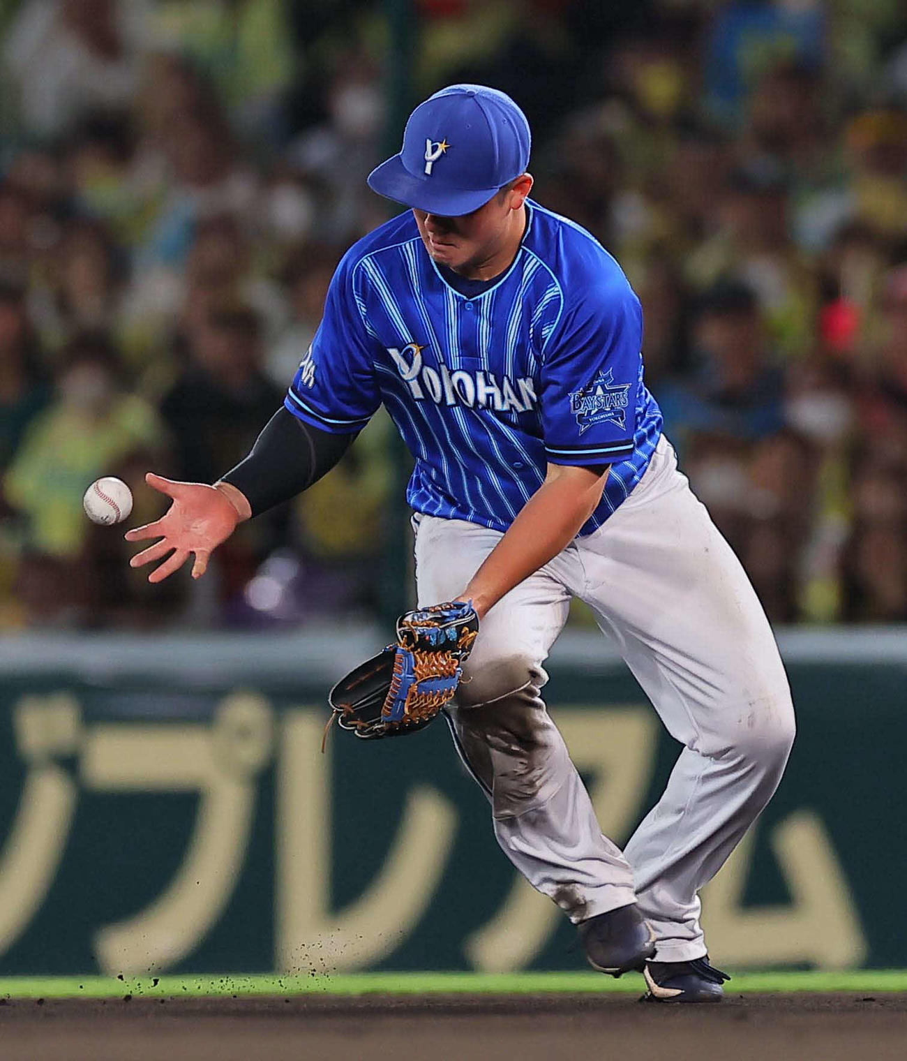阪神対DeNA 6回裏阪神2死、牧は近本の打球をファンブルする（撮影・上田博志）