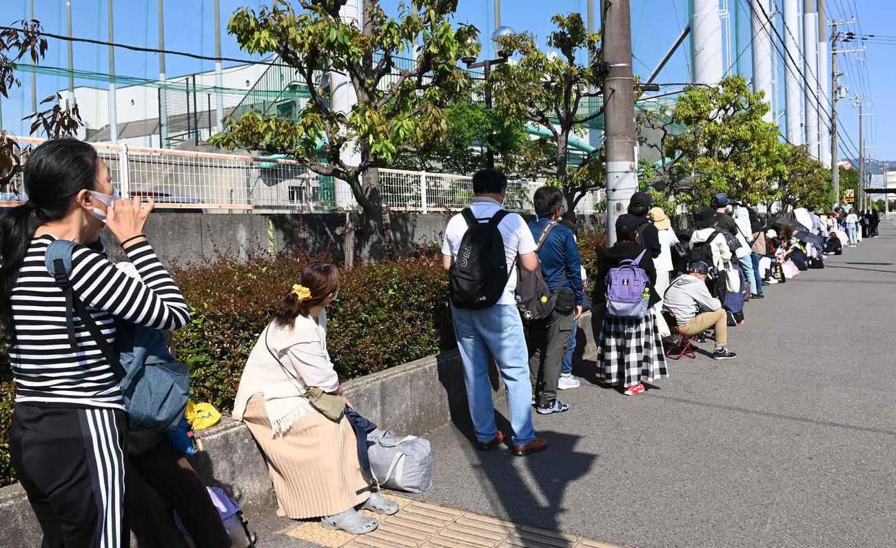 阪神対ソフトバンク　午前9時から配布される整理券を求め並ぶファン（撮影・前岡正明）