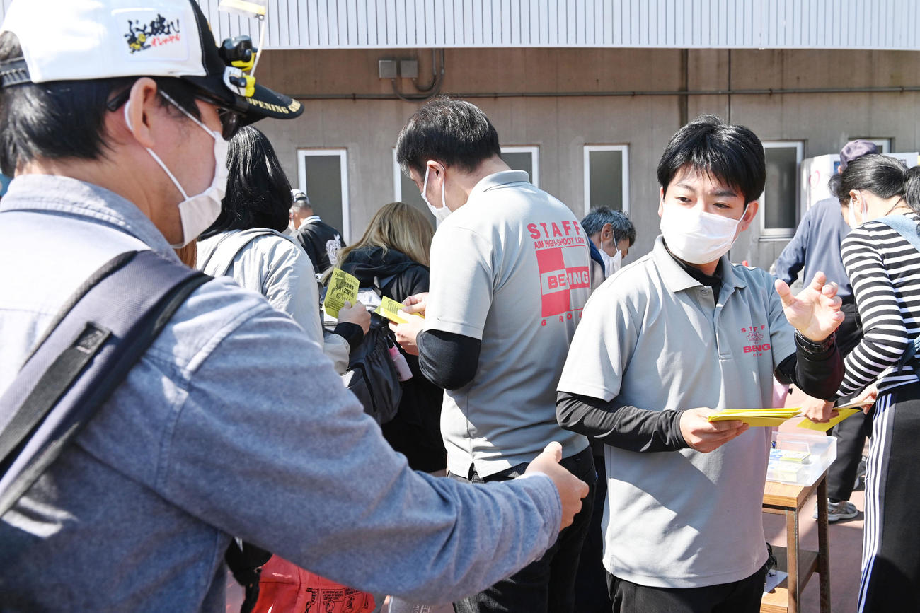 阪神対ソフトバンク　有観客試合となり入場するファン（撮影・前岡正明）