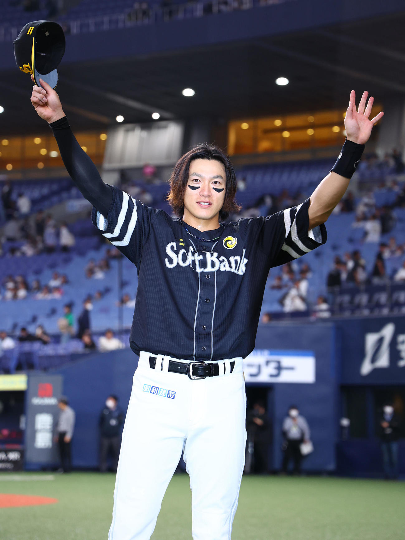 オリックス対ソフトバンク　オリックスに勝利し、ファンの声援に応えるソフトバンク柳田（撮影・藤尾明華）