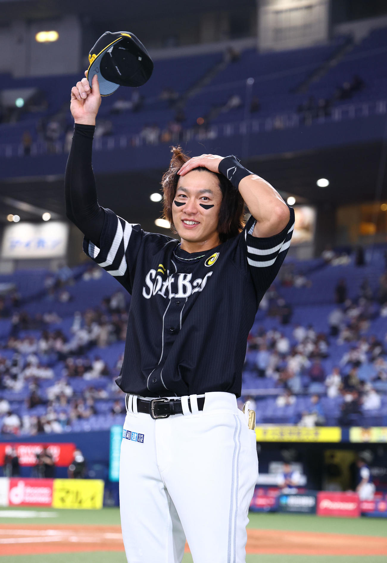 オリックス対ソフトバンク　オリックスに勝利し、ファンの声援に応えるソフトバンク柳田（撮影・藤尾明華）
