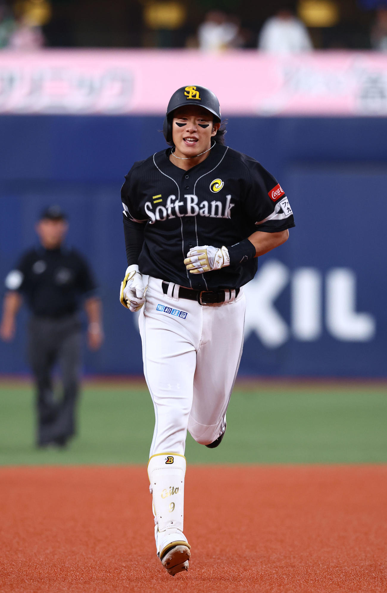 オリックス対ソフトバンク　4回表ソフトバンク無死、右中間に本塁打を放ちベースを回る柳田（撮影・藤尾明華）