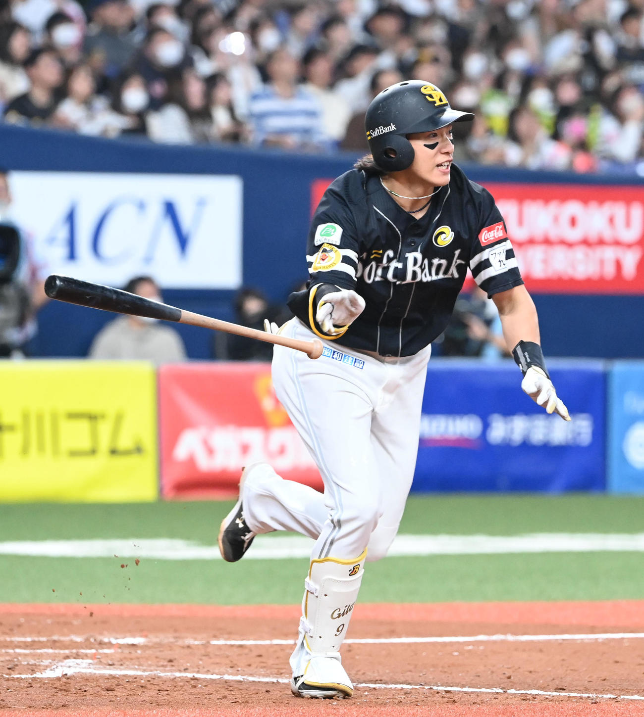 オリックス対ソフトバンク　4回表ソフトバンク無死、右越え本塁打を放つ柳田（撮影・和賀正仁）