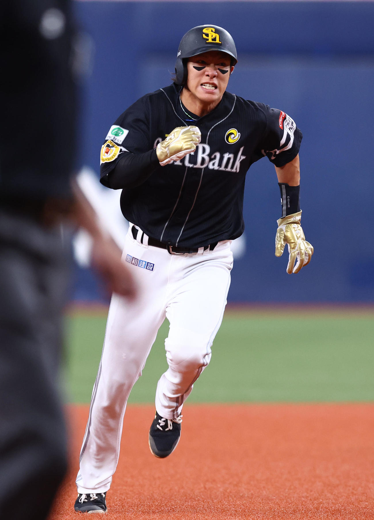 オリックス対ソフトバンク　2回表ソフトバンク無死一塁、中村晃の右越え二塁打で三塁へ向かう一走柳田（撮影・藤尾明華）