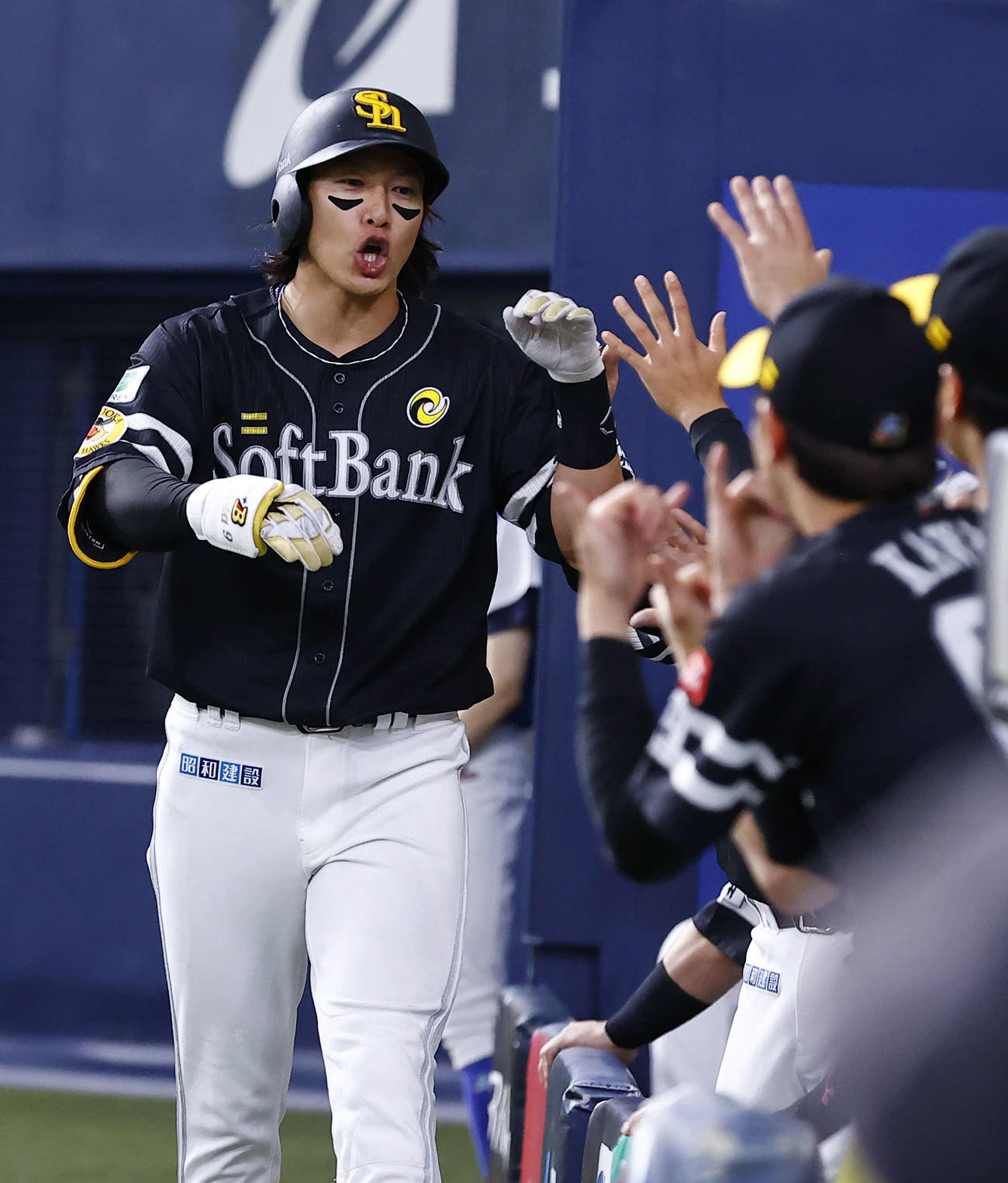 オリックス対ソフトバンク　4回表ソフトバンク無死、柳田は右越え本塁打を放ちナインに迎えられる（撮影・藤尾明華）