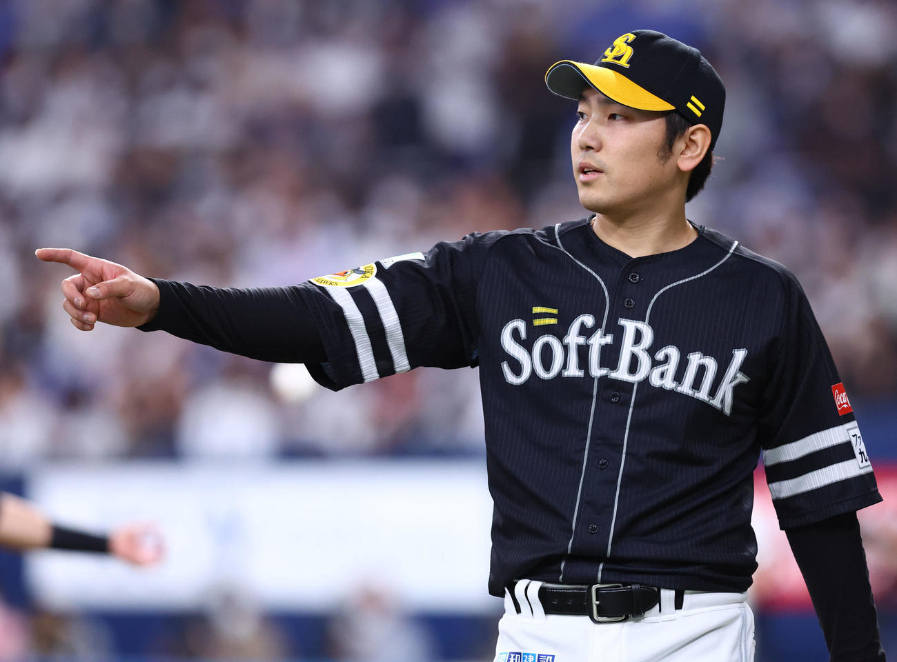 オリックス対ソフトバンク　1回のピンチを抑え、野手を指さしながらベンチに戻るソフトバンク石川（撮影・藤尾明華）