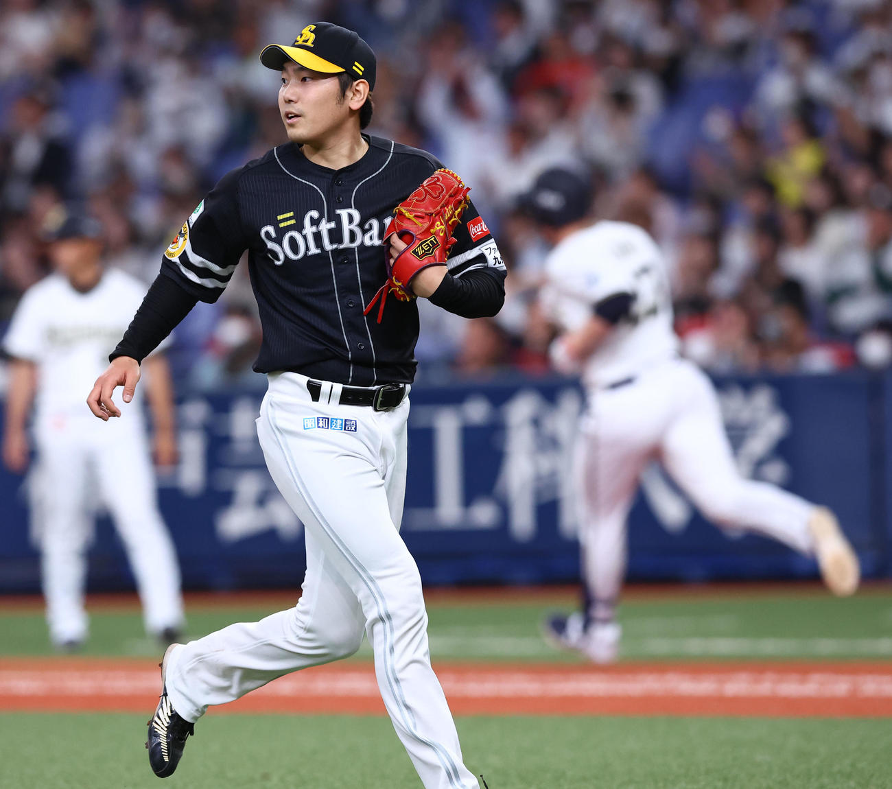 オリックス対ソフトバンク　5回裏オリックス2死一、三塁、シュウィンデル（右）に左前適時打を許すソフトバンク石川（撮影・藤尾明華）
