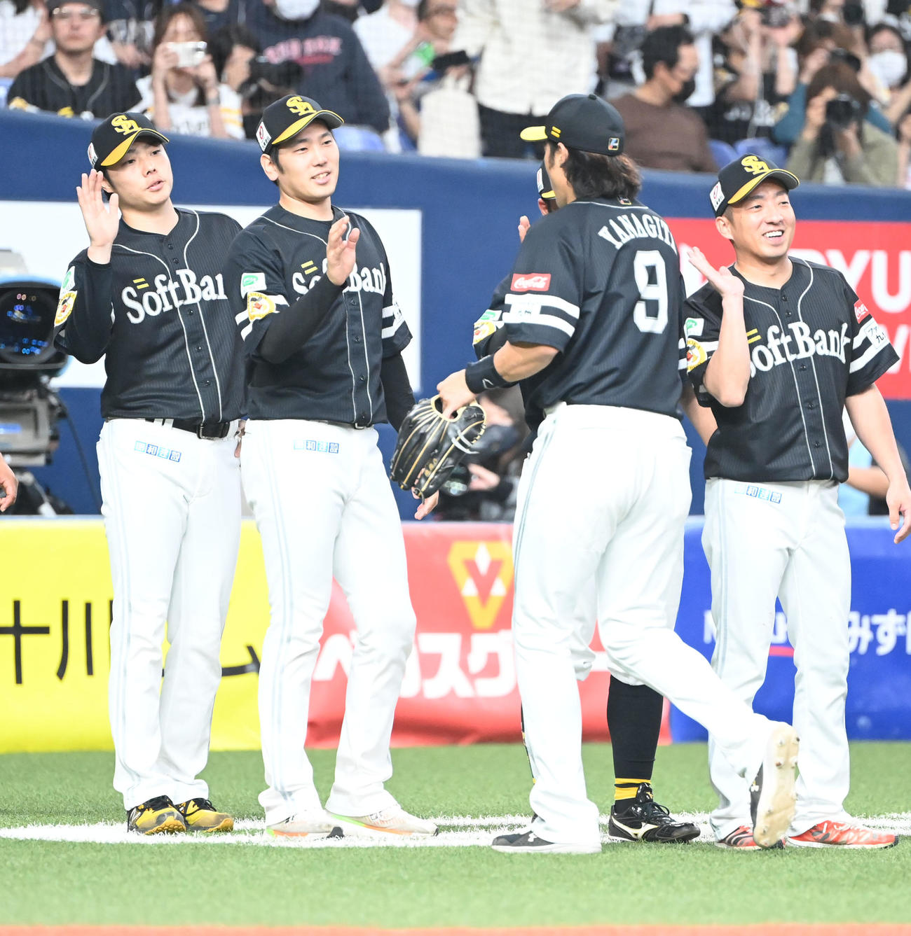 オリックス対ソフトバンク　オリックスに勝利しタッチする柳田と石川（撮影・和賀正仁）