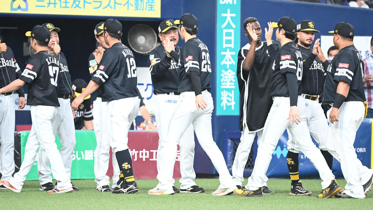 オリックス対ソフトバンク　オリックスに勝利し石川とタッチするソフトバンク藤本監督（撮影・和賀正仁）