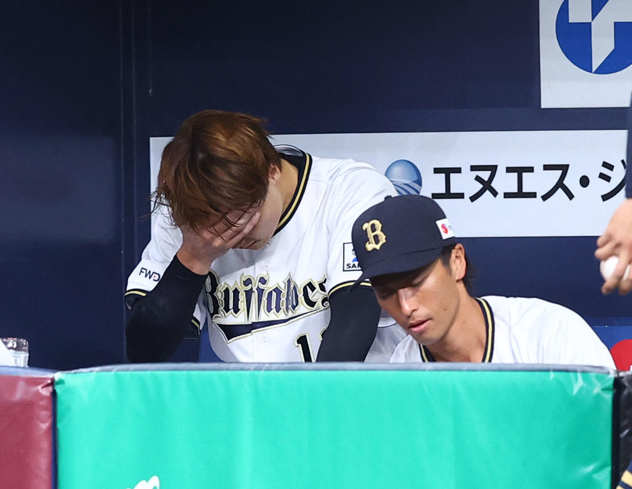 オリックス対ソフトバンク　5回表ソフトバンク2死一、二塁、降板しベンチで悔しそうにするオリックス山崎福（左）（撮影・藤尾明華）