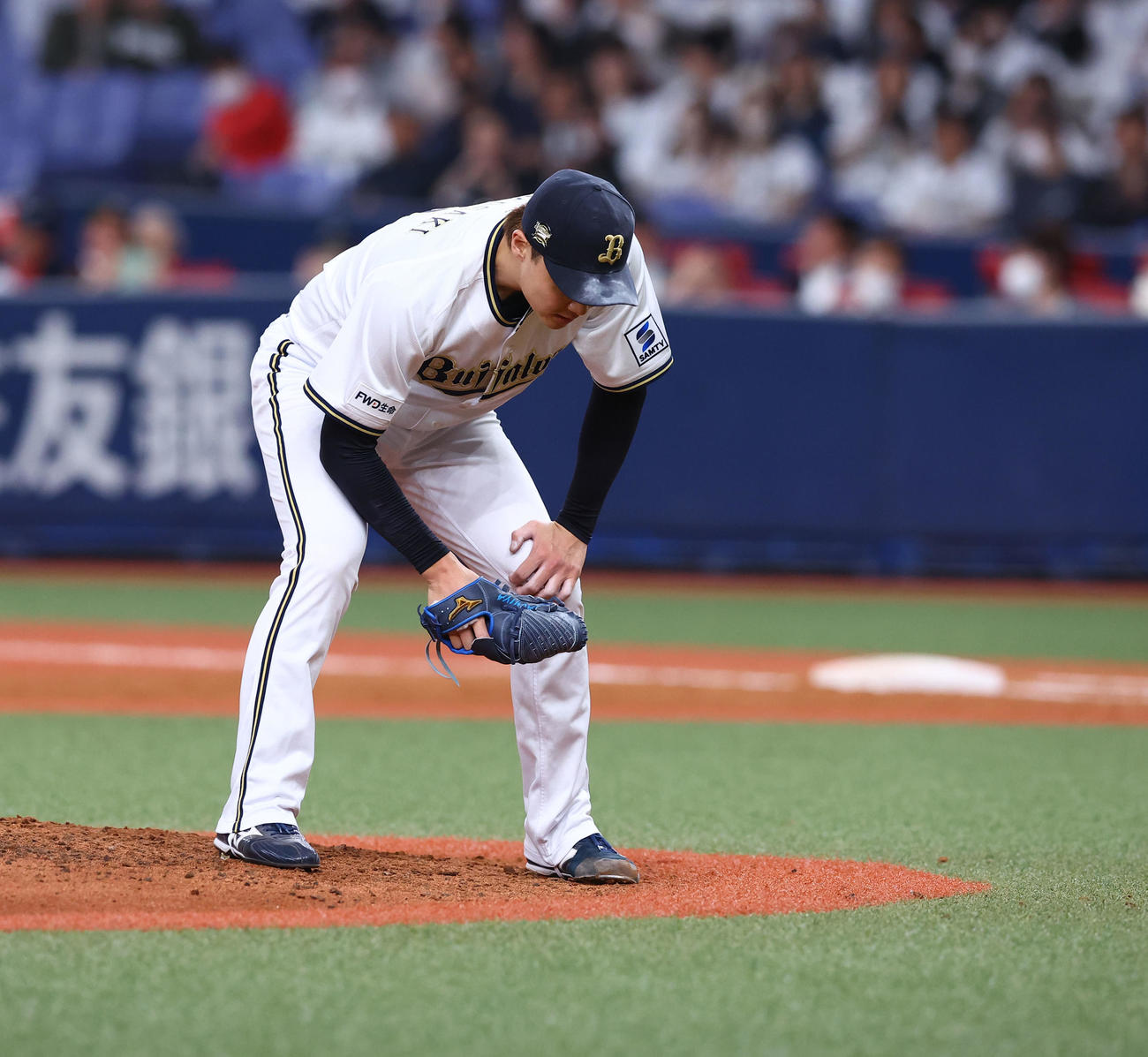 オリックス対ソフトバンク　5回表ソフトバンク2死二塁、近藤に四球を与えガックリするオリックス山崎福（撮影・藤尾明華）