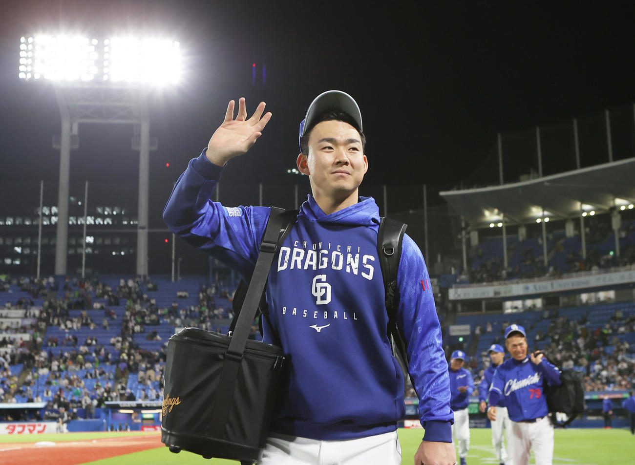 ヤクルト対中日7回1失点で勝利を挙げた中日小笠原はスタンドの声援に手を振って応える（撮影・足立雅史）