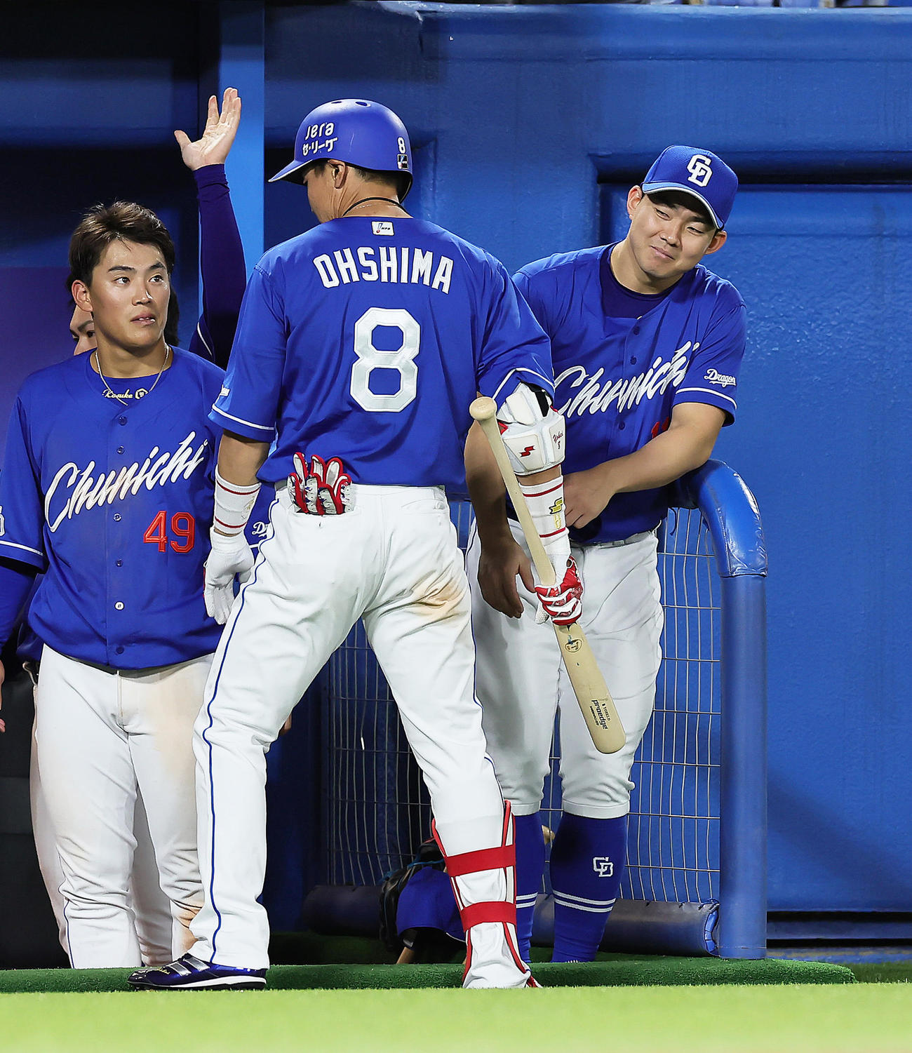 ヤクルト対中日　8回表中日1死満塁、左犠飛を放った大島（中央）を笑顔で迎える小笠原（右）（撮影・足立雅史）