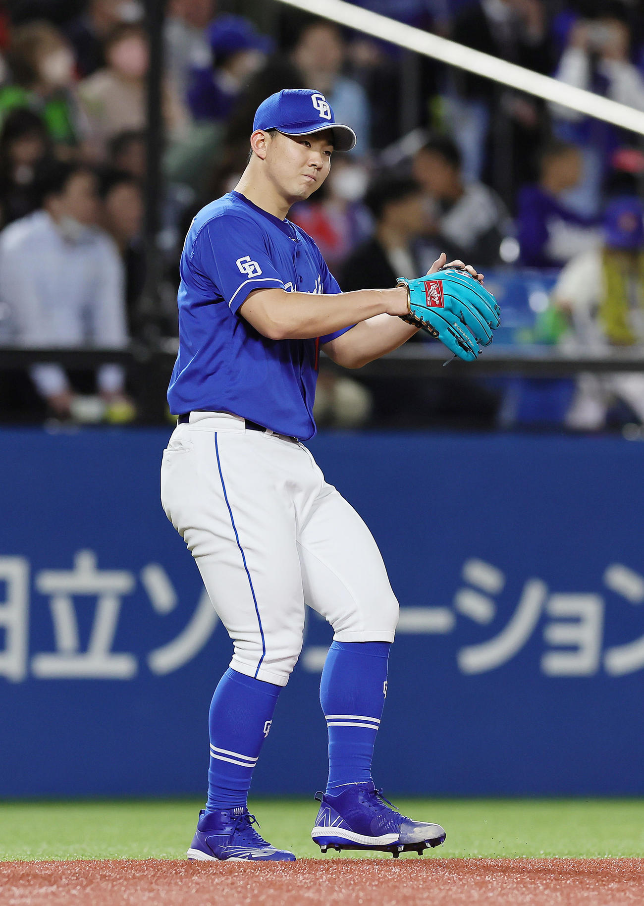 ヤクルト対中日7回裏ヤクルト1死一塁、長岡を二併殺打に仕留めグラブをたたく小笠原（撮影・足立雅史）