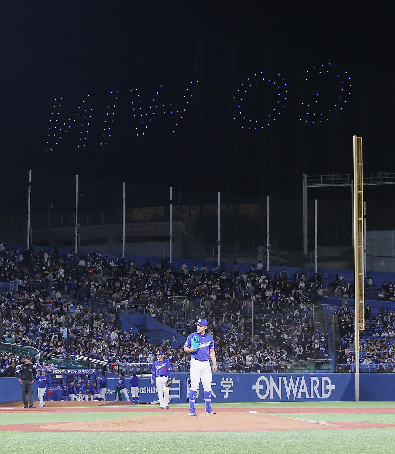 ヤクルト対中日国立競技場上空にドローンで作られた「GO WIN」の文字が浮かぶ中、投球の間を取る中日小笠原（撮影・足立雅史）
