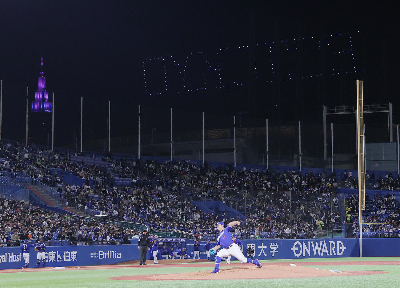 ヤクルト対中日国立競技場上空にドローンで「FC TOKYO」の文字が浮かぶ中、力投する中日小笠原（撮影・足立雅史）
