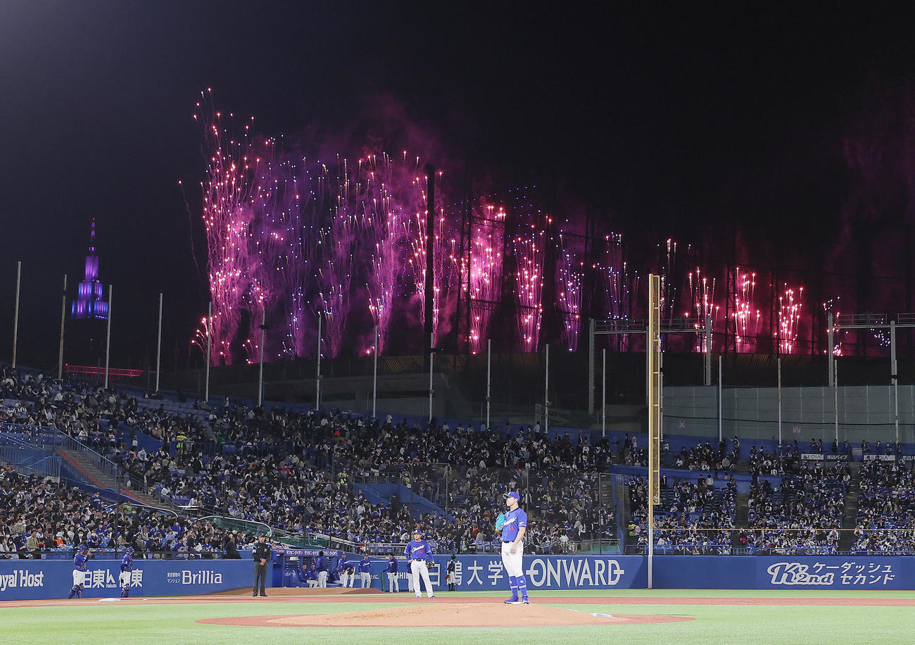 ヤクルト対中日国立競技場で花火が上がり、投球の間を取る中日小笠原（撮影・足立雅史）