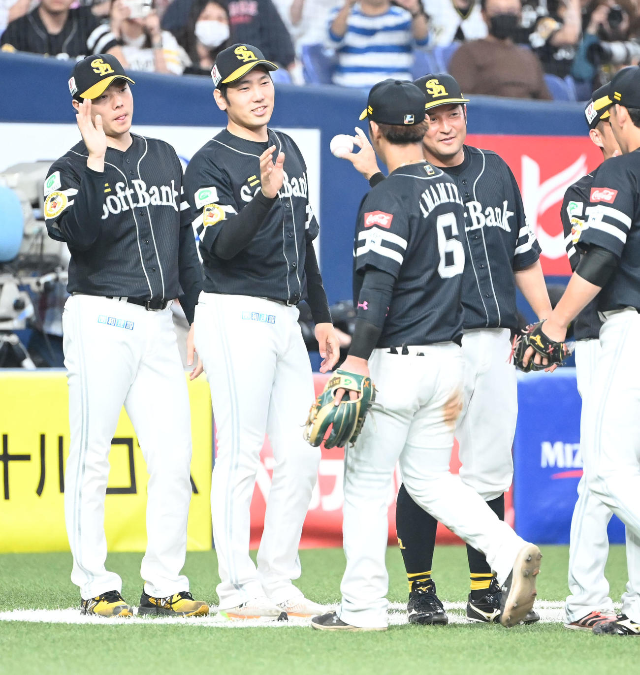 オリックス対ソフトバンク　オリックスに勝利し今宮からウイニングボールを受け取る石川（撮影・和賀正仁）