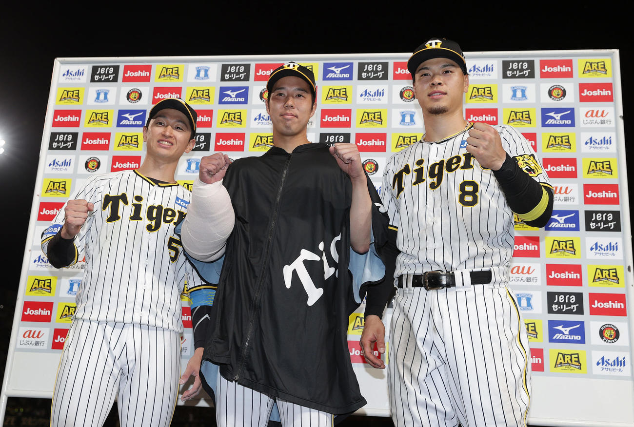 阪神対DeNA　お立ち台で笑顔でガッツポーズする、左から阪神近本、青柳、佐藤輝（撮影・前田充）