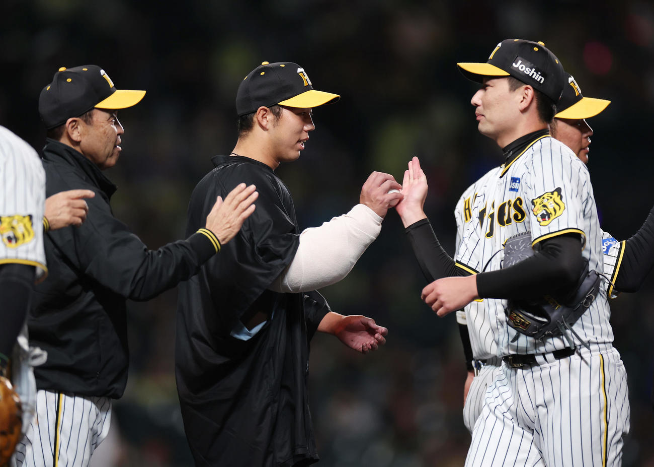 阪神対DeNA　青柳は岩崎（右）から勝利球を受け取る。左は岡田監督（撮影・前田充）