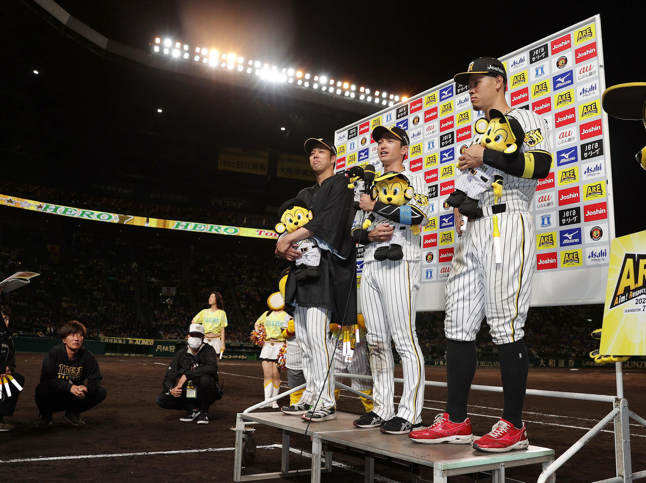 阪神対DeNA　お立ち台でヒーローインタビューを受ける、左から青柳、近本、佐藤輝（撮影・前田充）