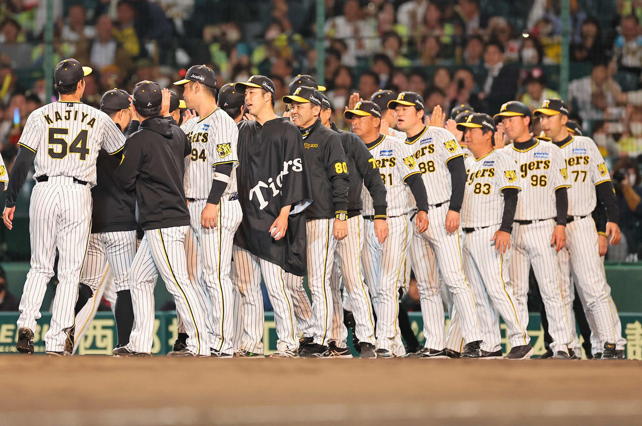 阪神対DeNA　青柳（左から4人目）と岡田監督（同5人目）はナインと笑顔でハイタッチをする（撮影・上田博志）