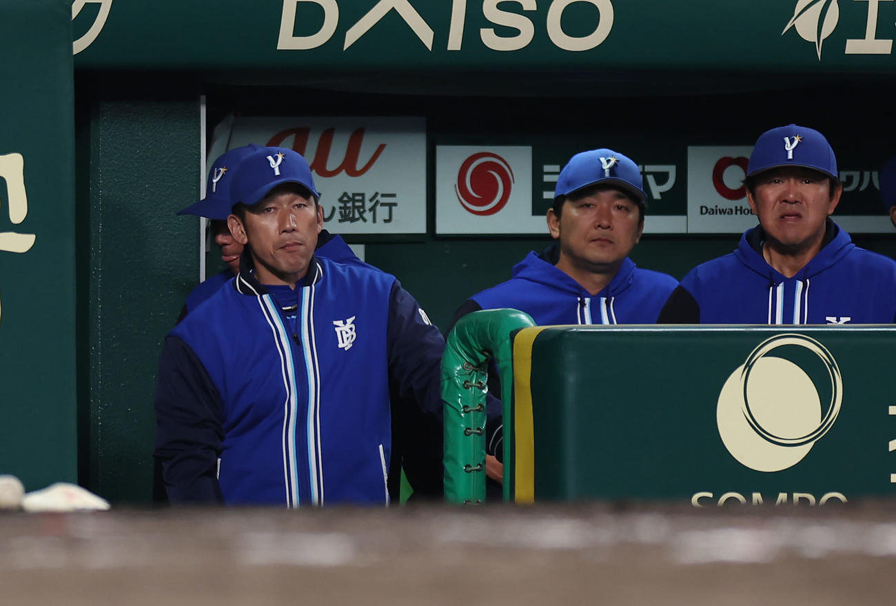 阪神対DeNA 8回表、ベンチで厳しい表情を見せるDeNA三浦監督（左）ら（撮影・前田充）