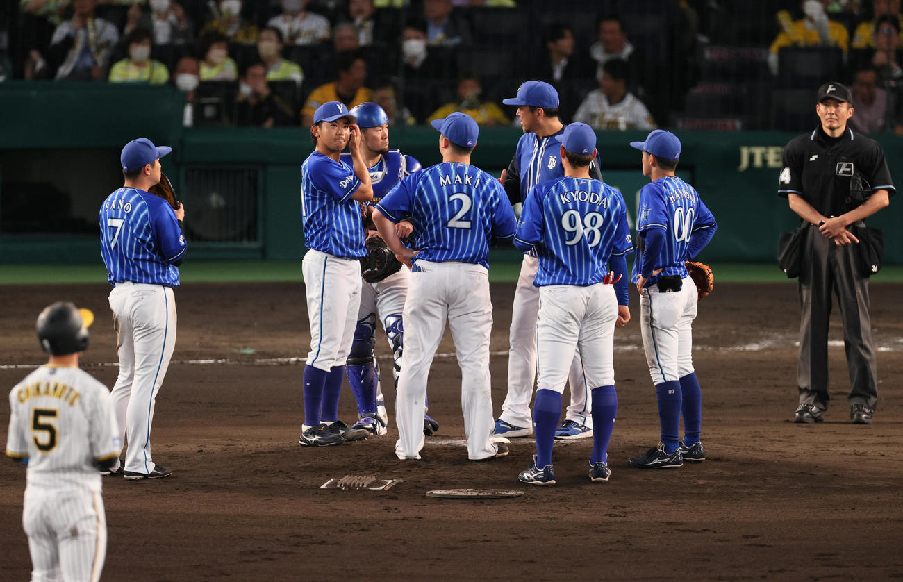 阪神対DeNA 2回裏阪神2死二塁、近本（手前左）からアンラッキーな左前適時打を浴び悔しがる今永（左から3人目）（撮影・上山淳一）