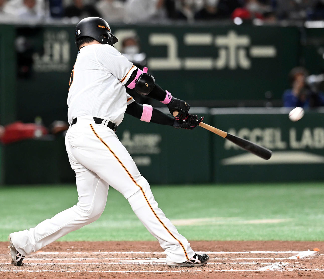 巨人対広島　6回裏巨人無死二塁、右越えに勝ち越しの2点本塁打を放つ丸（撮影・たえ見朱実）