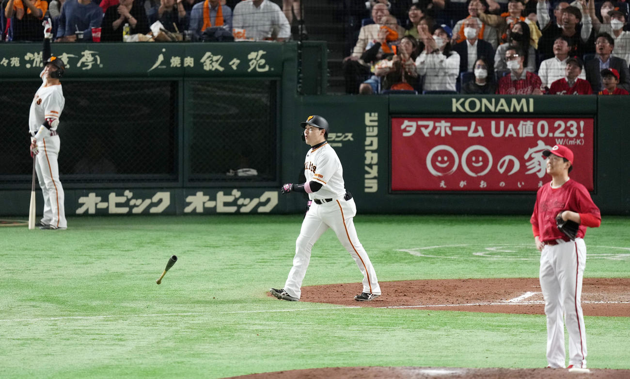 巨人対広島　6回裏巨人無死二塁、右越え2点本塁打を放つ丸（中央）。左は坂本、右は悔しげに打球を見上げる大瀬良（撮影・横山健太）