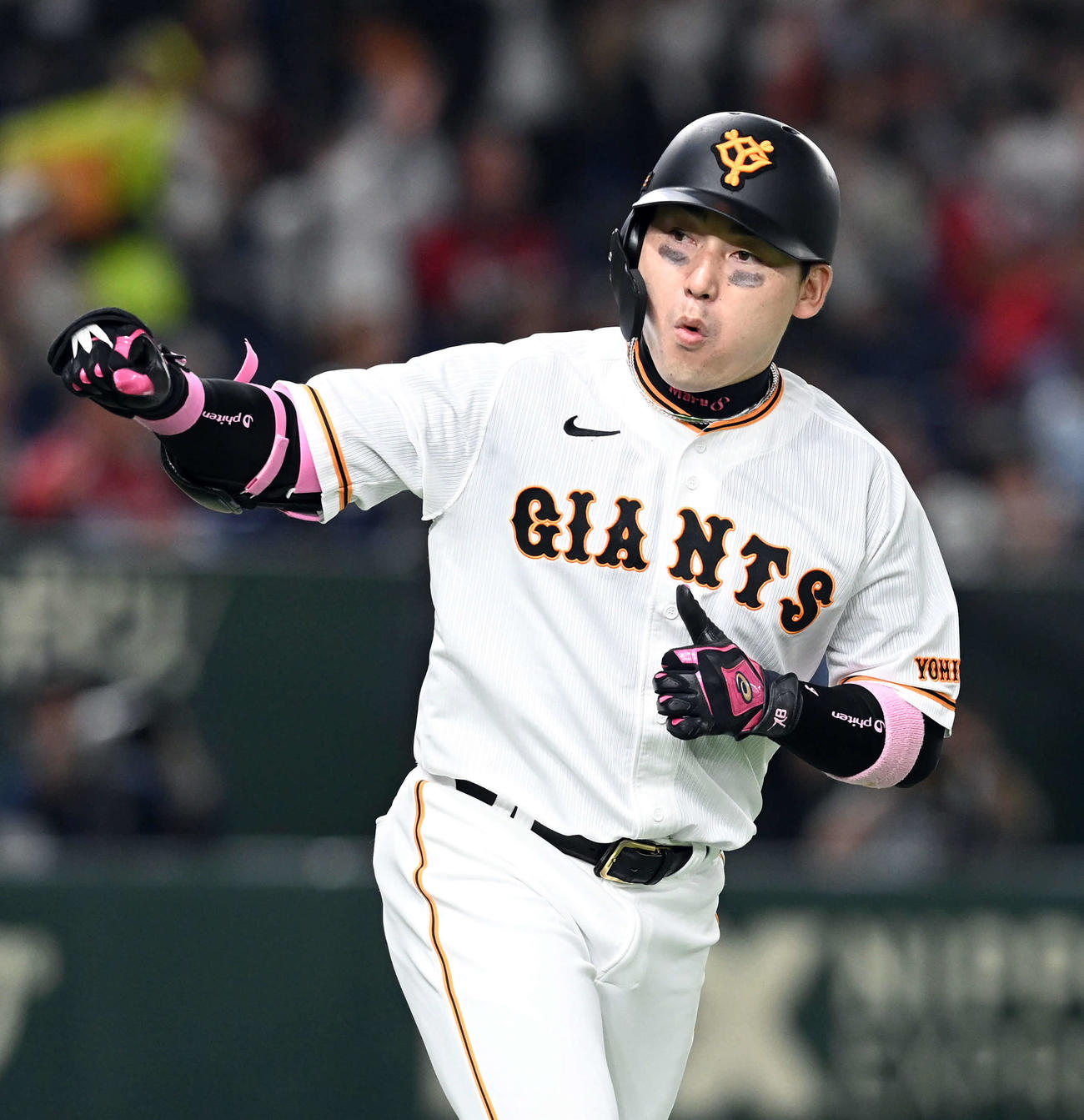 巨人対広島　6回裏巨人無死二塁、右越えに勝ち越しの2点本塁打を放ちポーズを決める丸（撮影・たえ見朱実）