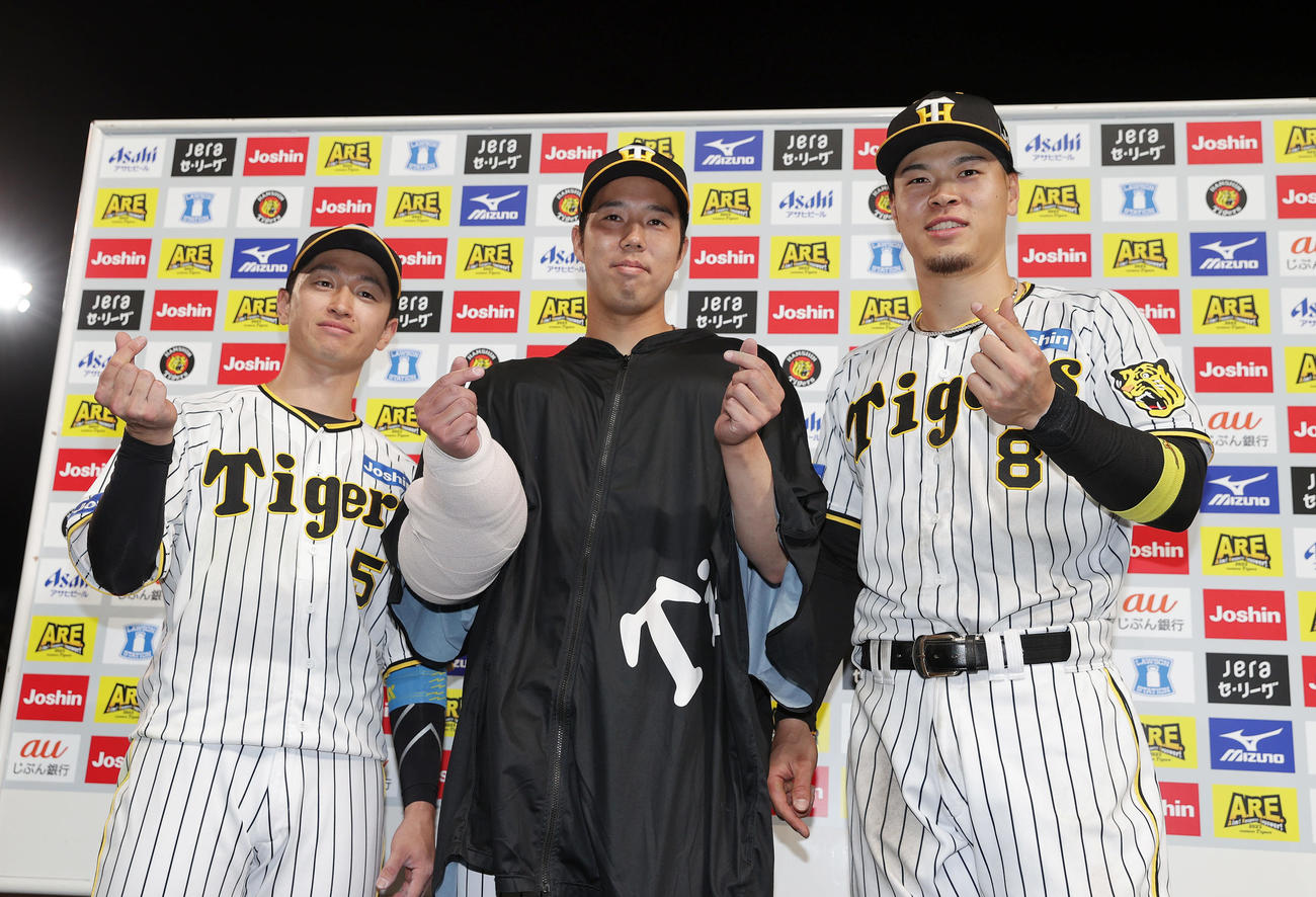 阪神対DeNA　お立ち台で指ハートを作る、左から阪神近本、青柳、佐藤輝（撮影・前田充）