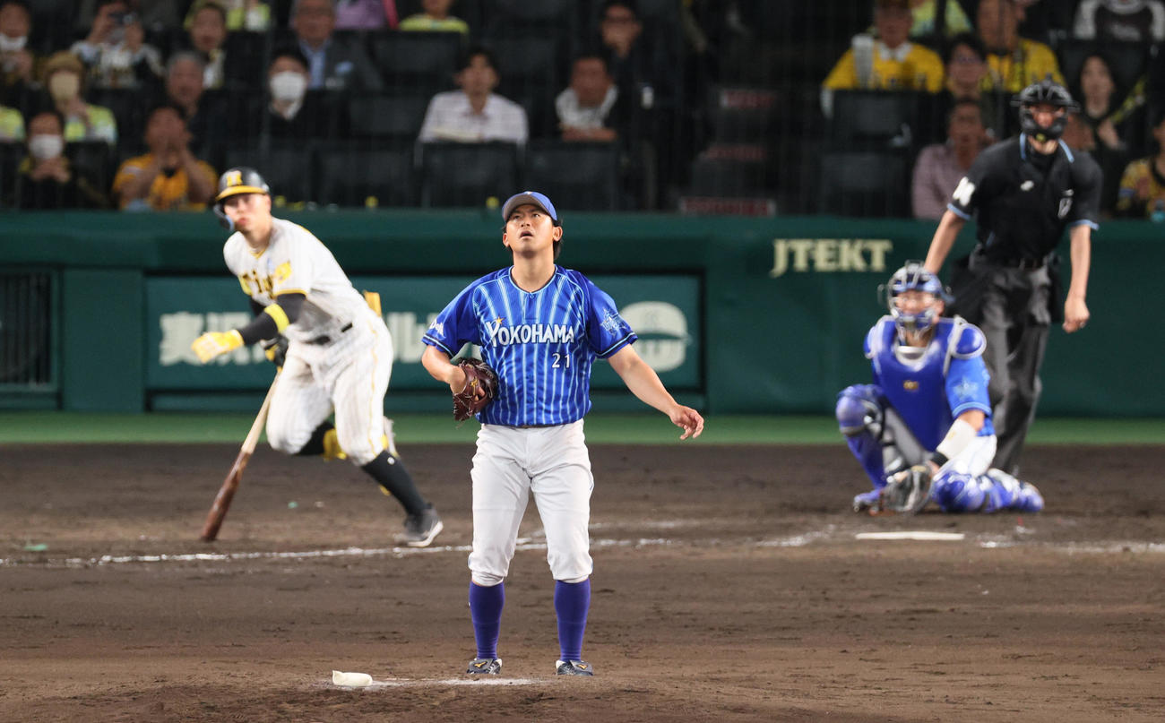 阪神対DeNA 3回裏阪神1死、今永（手前）は佐藤輝に中越えソロ本塁打を許す（撮影・上山淳一）