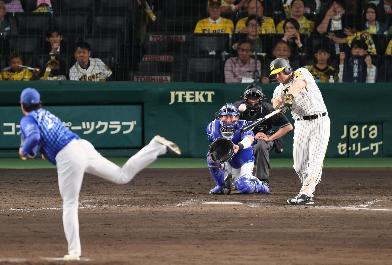 阪神対DeNA 5回裏阪神無死、ノイジーは左前打を放つ（撮影・上山淳一）