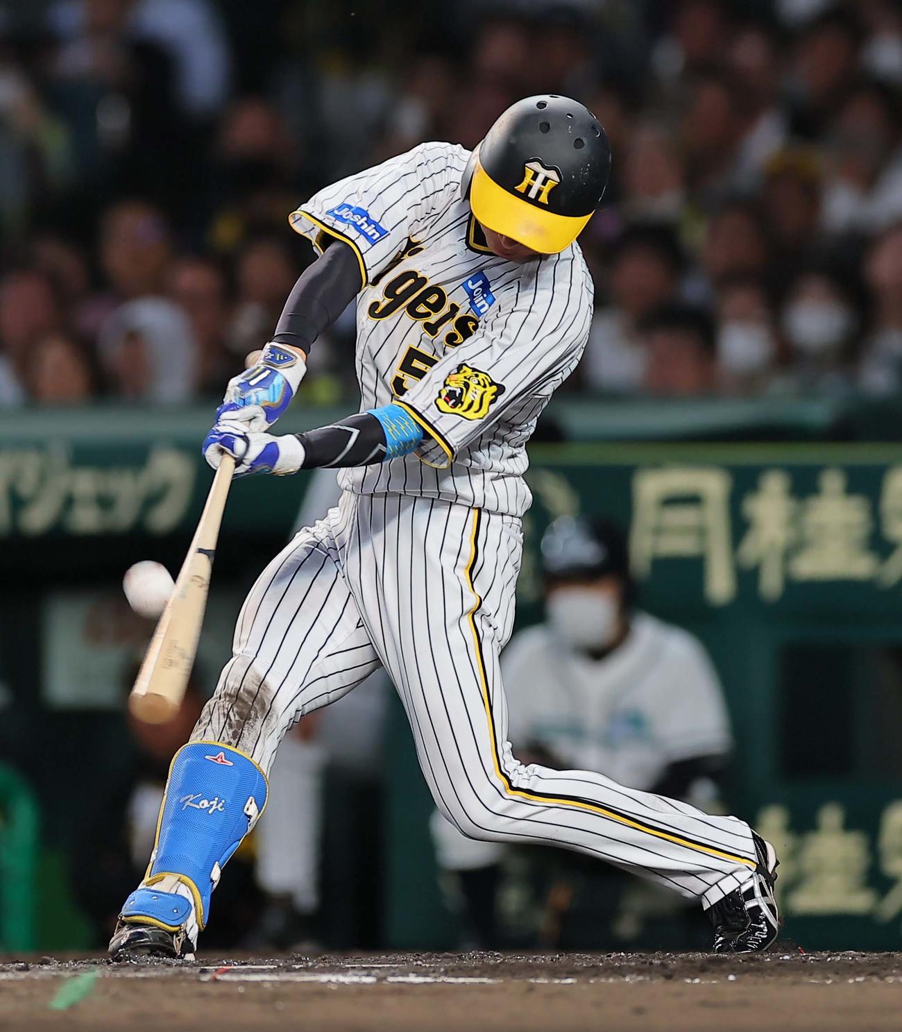 阪神対DeNA 2回裏阪神2死二塁、近本は左へ適時二塁打を放つ（撮影・上田博志）