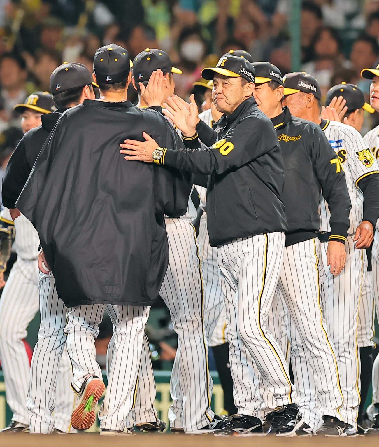 阪神対DeNA　岡田監督（右）は勝利した青柳（左）を称える（撮影・上田博志）