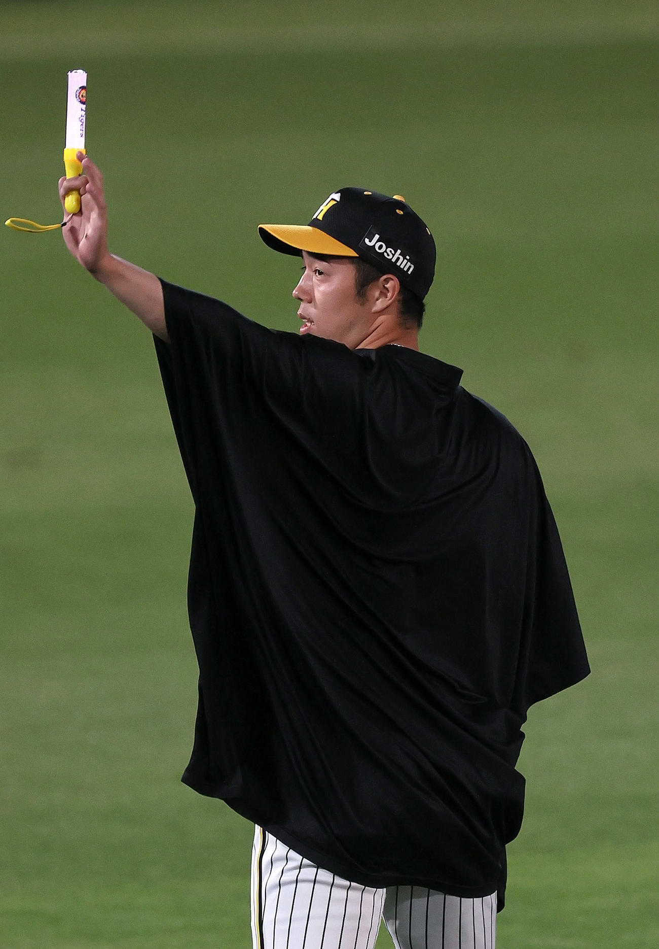 阪神対DeNA　ファンの歓声に手を振って応えるヒーローの青柳（撮影・上山淳一）