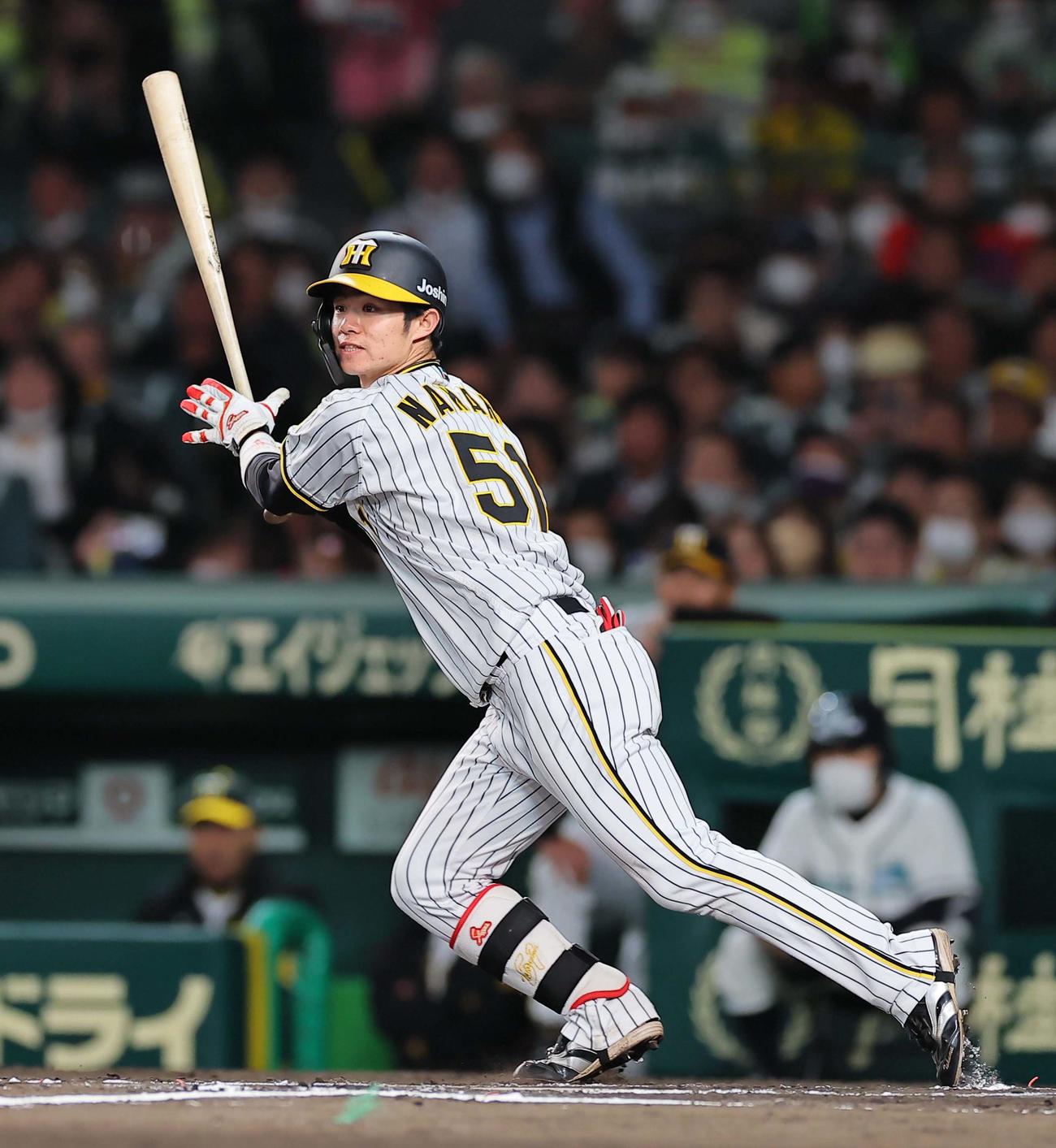 阪神対DeNA 6回裏阪神2死一塁、中野は左前打を放つ（撮影・上田博志）