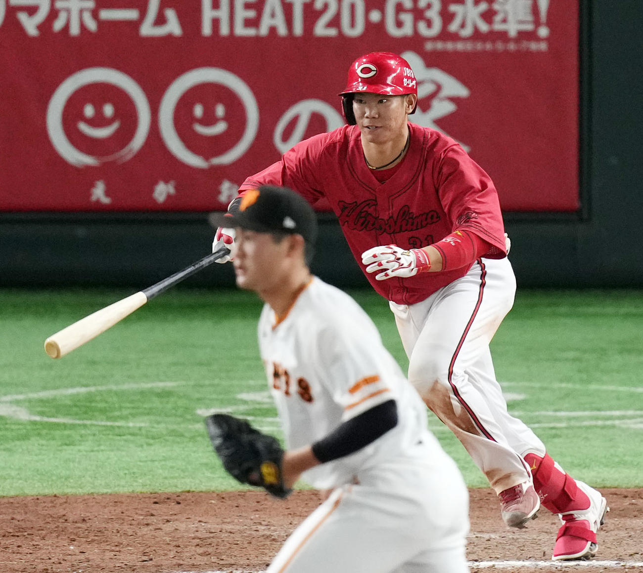 巨人対広島　10回表広島1死一、三塁、右前適時打を放つ坂倉（撮影・横山健太）